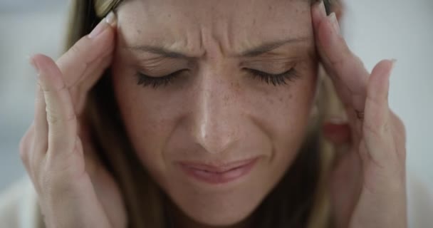 Hoofdpijnmassage Close Vrouw Gezicht Met Pijn Gefrustreerd Door Migraine Stress — Stockvideo