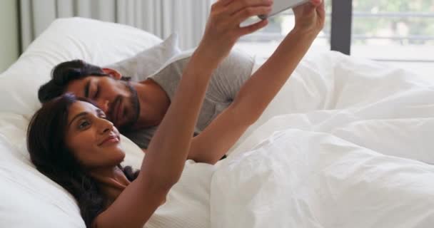 自言自语 自私自利 在床上谈情说爱 在家里放松一下 在一起粘合在一起 醒来后 和男人在卧室里合影留念 或在社交媒体上发帖 — 图库视频影像