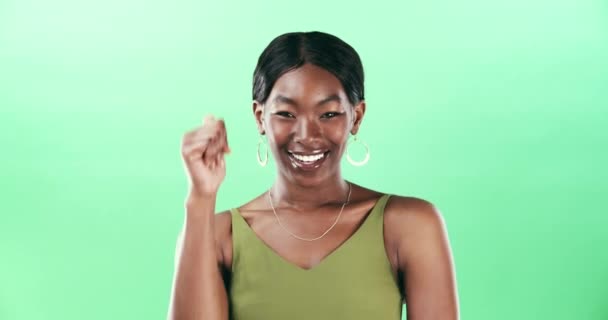 Счастливая Лицо Черная Женщина Большими Пальцами Вверх Зеленом Экране Студии — стоковое видео