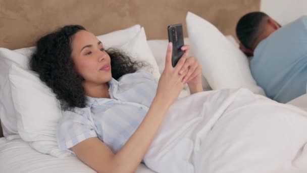 Dormitorio Teléfono Relajarse Pareja Mujer Feliz Niña Escribiendo Buscar Leer — Vídeos de Stock