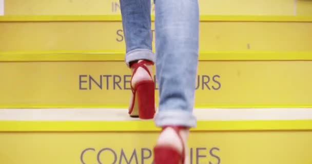 Nohy Kancelářské Schody Detailní Záběr Pro Ženu Motivací Inspirací Nápisem — Stock video