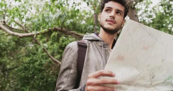 Homme Carte Randonnée Plein Air Dans Les Bois Avec Réflexion — Video