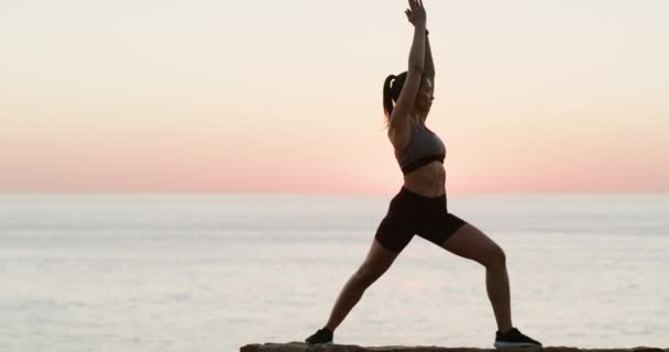 Energia Pôr Sol Mulher Fazendo Pilates Uma Praia Para Saúde — Vídeo de Stock