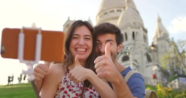 巴黎和自拍在Sacre Coeur 微笑和大拇指向上社交媒体 视频通话和快乐 年轻男子 女子和摄影在法国的概况图片 旅行博客和浪漫假期 — 图库视频影像