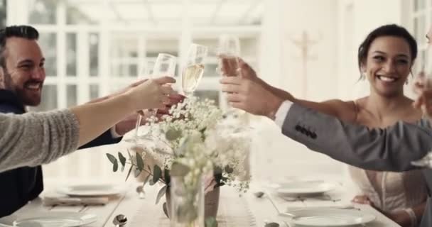 Esküvő Fogadás Pezsgő Hogy Megünnepeljük Menyasszony Vőlegény Házasság Egy Étkezőasztalnál — Stock videók