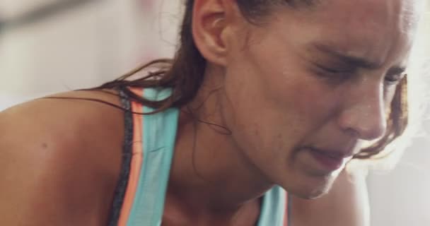 Устал Велоспорт Фитнес Лицом Женщины Тренажерном Зале Реальной Тренировки Интенсивной — стоковое видео