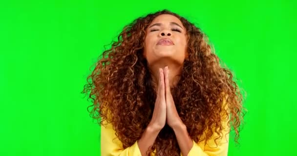 Naděje Modlitby Žena Zelené Obrazovce Vzrušeným Nervózním Úzkostným Gestem Studiu — Stock video