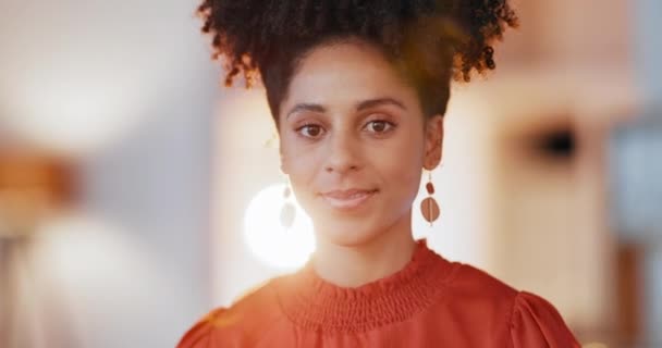 Erhverv Portræt Sort Kvinde Smiler Som Leder Kontoret Motivation Vækst – Stock-video