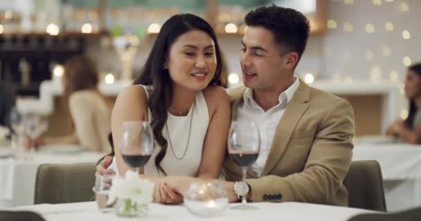 Segredo Sussurro Casal Feliz Restaurante Para Celebrar Aniversário Casamento Jantar — Vídeo de Stock
