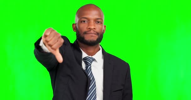Twarz Ręce Kciuki Dół Przez Biznesmena Studiu Zielonym Ekranie Złą — Wideo stockowe