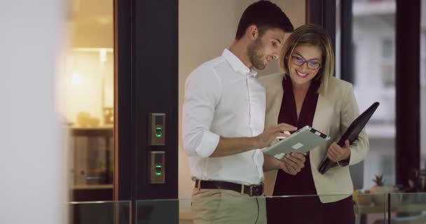 Teamwork Tablet Zakelijke Mensen Kantoor Lobby Consulting Strategie Herziening Planning — Stockvideo