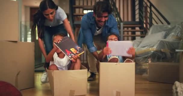 Ouders Duwen Kinderen Dozen Terwijl Verhuizen Naar Een Modern Familiehuis — Stockvideo