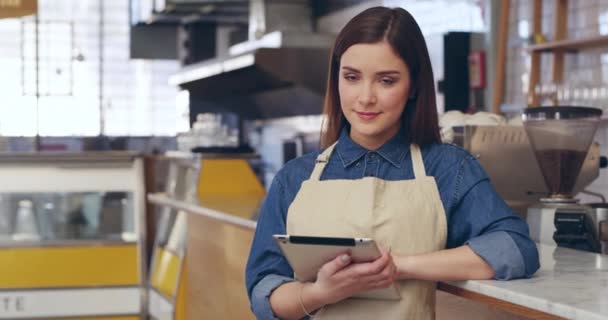 Úsměv Kavárna Tvář Ženy Tabletem Pro Komunikaci Online Objednávku Konektivitu — Stock video
