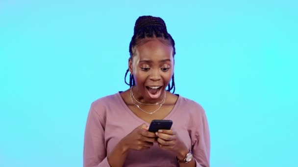 Wow Gelukkig Opgewonden Zwarte Vrouw Met Telefoon Lezen Mail Nieuws — Stockvideo