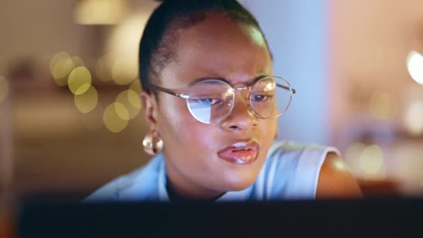 在商业 夜间和混乱的黑人妇女在电脑上从事在线项目 报告或研究工作 工作中关注 集中和阅读屏幕的问题 思考和困惑 — 图库视频影像