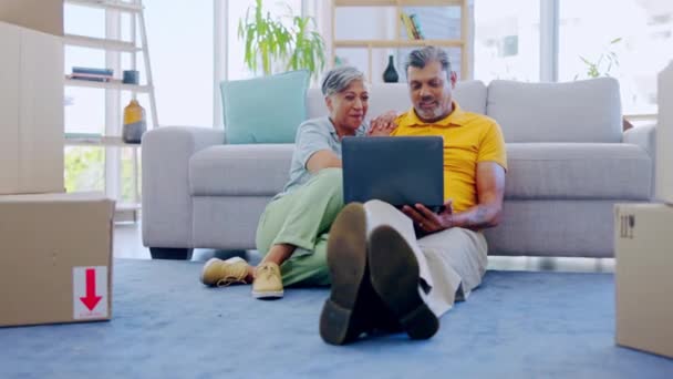 Feliz Conversación Portátil Pareja Ancianos Moviéndose Hablando Búsqueda Línea Para — Vídeo de stock