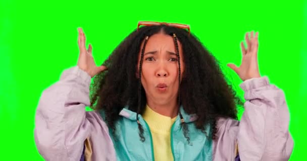 Stüdyo Arka Planında Izole Edilmiş Yeşil Ekrandaki Bir Kadının Yüzü — Stok video