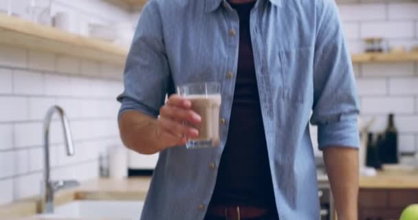Gezond Eten Smoothie Een Man Huiskeuken Met Een Glas Drankje — Stockvideo