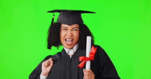 快乐的女人 大学生在绿屏上指指点点和毕业 获得奖学金的非洲女孩 大学毕业生 证书和微笑 资助申请学习机会 — 图库视频影像
