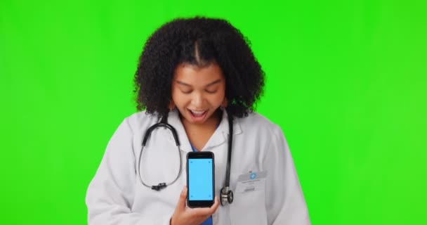 Mulher Surpresa Médico Com Telefone Tela Verde Estúdio Isolado Fundo — Vídeo de Stock