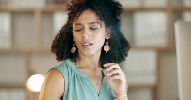Wanita Bisnis Jaringan Dan Hidung Pada Malam Hari Untuk Alergi — Stok Video
