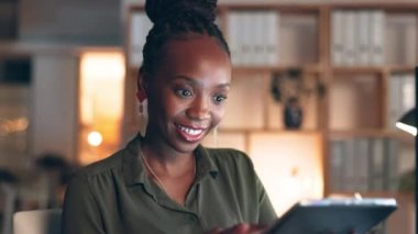 İş tableti, daktilo ve ofiste siyah bir kadın komik meme, web kaydırma ya da ağ oluşturmaya gülüyor. Sosyal medya veya internet taraması için dokunmatik ekranı olan teknoloji, komedyen ve kadın