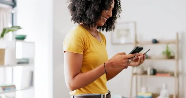Eコマースやオンラインショッピング 幸せな顧客と支払いのための黒の女性 スマートフォンやクレジットカード インターネットバンキング 店舗ウェブサイト 女性が自宅で小売 銀行アプリで販売 — ストック動画