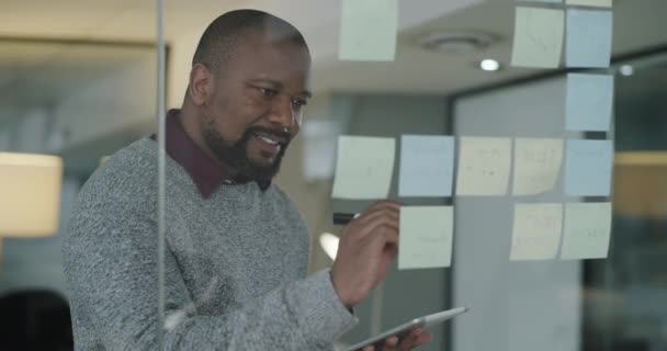 Tablet Planejamento Homem Negócios Placa Vidro Escrever Ideias Brainstorming Agenda — Vídeo de Stock