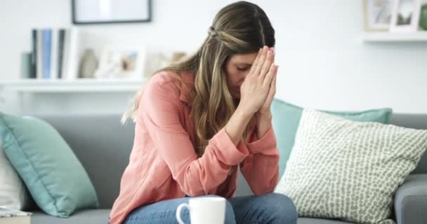 Ajuda Oração Mulher Sofá Sala Estar Com Adoração Esperança Apoio — Vídeo de Stock