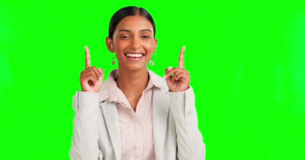 快乐的女人 面对或指向孤立的绿色屏幕上的金融交易新闻 储蓄想法或投资模仿促销 肖像或手相 展示金融增长日程的模拟空间 — 图库视频影像