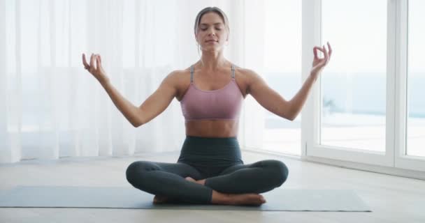 Meditação Bem Estar Relaxar Mulher Para Ioga Chão Casa Para — Vídeo de Stock