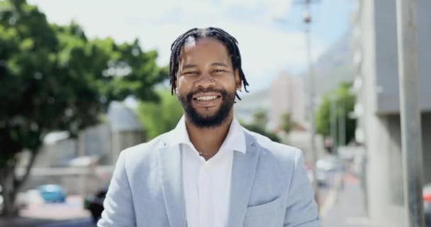 Portré Boldog Afrikai Üzletemberről Aki Mosolyog Egy Vicces Viccen Miközben — Stock videók