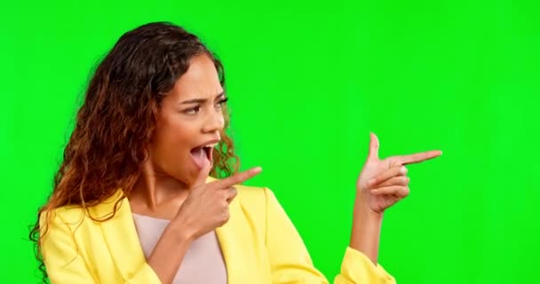 Flirt Śmiech Kobieta Pistoletami Zielonym Ekranie Odizolowana Tle Studia Makijaż — Wideo stockowe