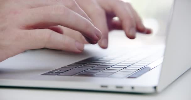 Mãos Pessoa Laptop Digitando Tecnologia Para Pesquisa Mail Planejamento Informações — Vídeo de Stock