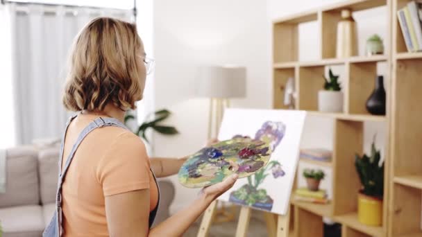 Mujer Pintor Espalda Estudio Casa Diseño Flores Creatividad Visión Artística — Vídeo de stock