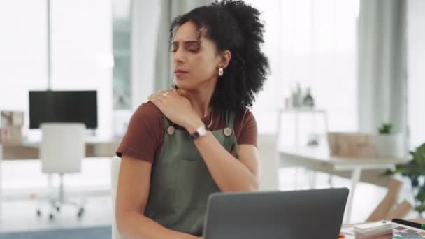 Kobieta Laptop Ból Barku Stresu Wypalenie Lub Przepracowane Małym Biznesie — Wideo stockowe