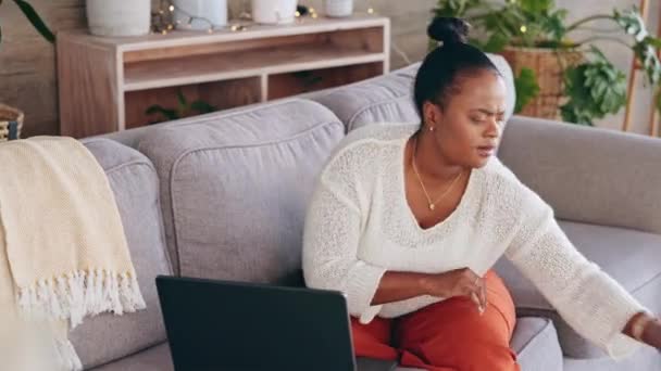 Chamada Telefônica Laptop Mulher Sofá Para Trabalho Casa Freelancer Oportunidade — Vídeo de Stock