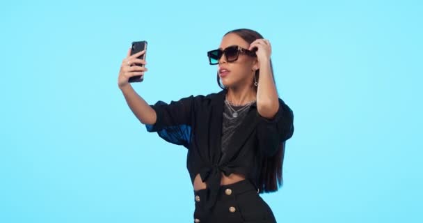 Selfie Gafas Sol Moda Mujer Estudio Aisladas Sobre Maqueta Fondo — Vídeos de Stock