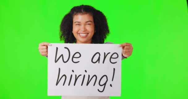 Glückliche Frau Plakatwand Und Grüne Leinwand Für Die Einstellung Rekrutierung — Stockvideo