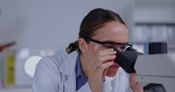 Mujer Análisis Microscopio Escritura Laboratorio Para Resultados Informes Resolución Problemas — Vídeos de Stock
