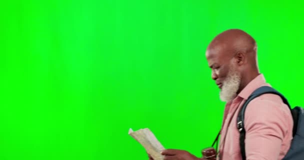 Siyah Adam Kayıp Harita Yeşil Ekranda Sırt Çantasıyla Karıştırılmış Stüdyo — Stok video