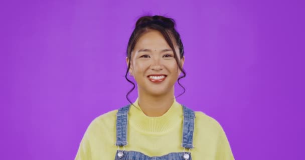 Arc Vicces Ázsiai Mosollyal Nevetéssel Boldogsággal Lila Stúdió Háttérrel Portré — Stock videók