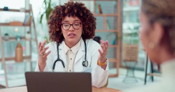 서비스 의사는 여성에게 진단에 이야기합니다 그리고 환자에게 의사의 설명에 이야기하는 — 비디오