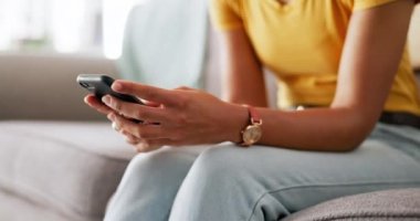 Akıllı telefonlar, sosyal medya ve iletişim bilgileri, evdeki online arama ile yazışmalar. Oturma odasında kadın rahatlaması, teknoloji ve mobil uygulama, e-posta ve iletişim ile telefon kullanımı.