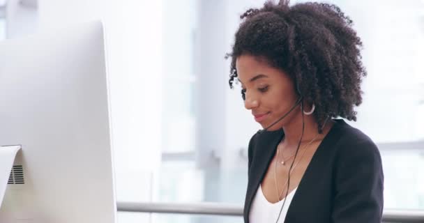 呼叫中心 电脑和妇女咨询客户服务 电话销售和沟通在服务台 用于提问 咨询支助和电信的非洲女性代理人 台式计算机和在线计算机 — 图库视频影像