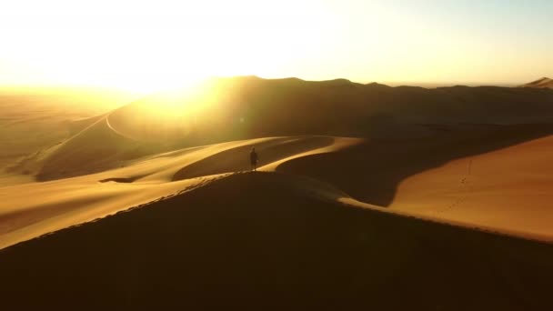 Viaggio Deserto Silhouette Dell Uomo Tramonto Con Drone Destinazione Libertà — Video Stock