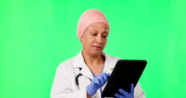 Tablette Médecin Islamique Femme Écran Vert Avec Oui Satisfaits Dactylographiant — Video