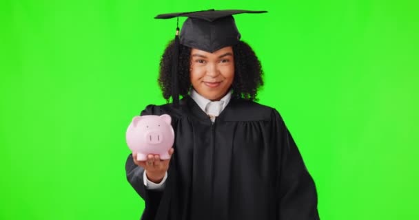 Piggy Bank Tela Verde Rosto Estudante Isolado Fundo Estúdio Para — Vídeo de Stock