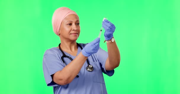 绿屏和女医生在工作室背景下隔离 用于医疗服务 疫苗或医疗保健 注射器和保健外科医生 穆斯林或护士在安全和模拟的情况下 — 图库视频影像