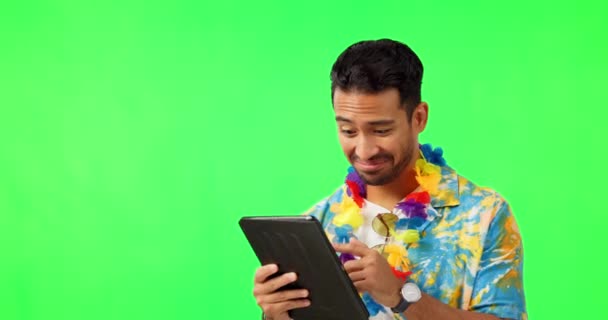 Muž Tablet Hledat Dovolenou Výběrem Zelené Obrazovce Makat Nebo Line — Stock video